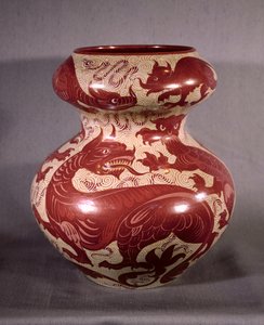 Vase dekorert med et design av drager i rubinrød glans på kremfarget lertøy, sent på 1800-tallet (lustreware)